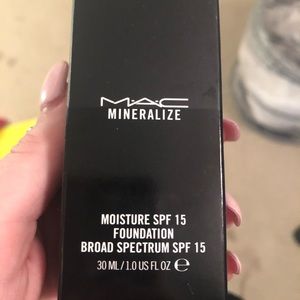 Mac mineralize moisture SPF 15 foundation NW18